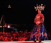 В Юго-Западном Китая прошел показ национальных костюмов