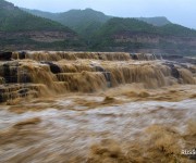 На водопаде Хукоу увеличился сток воды и появились множественные водопады