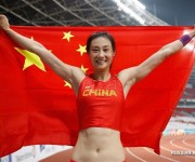 18-е Азиатские игры -- Прыжки с шестом среди женщин: китайская спортсменка Ли Лин выиграла золотую медаль