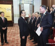 Ли Кэцян встретился с иностранными специалистами -- лауреатами ордена Дружбы КНР 2018 года