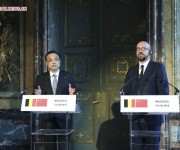 Ли Кэцян совместно с премьер-министром Бельгии провел встречу с журналистами