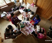 Мастерицы создают изящную вышивку в Цяньдуннань-Мяо-Дунском автономном округе провинции Гуйчжоу