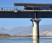 На первом мосту через реку Ялуцангпо на железной дороге Сычуань -- Тибетский АР началась укладка рельсов